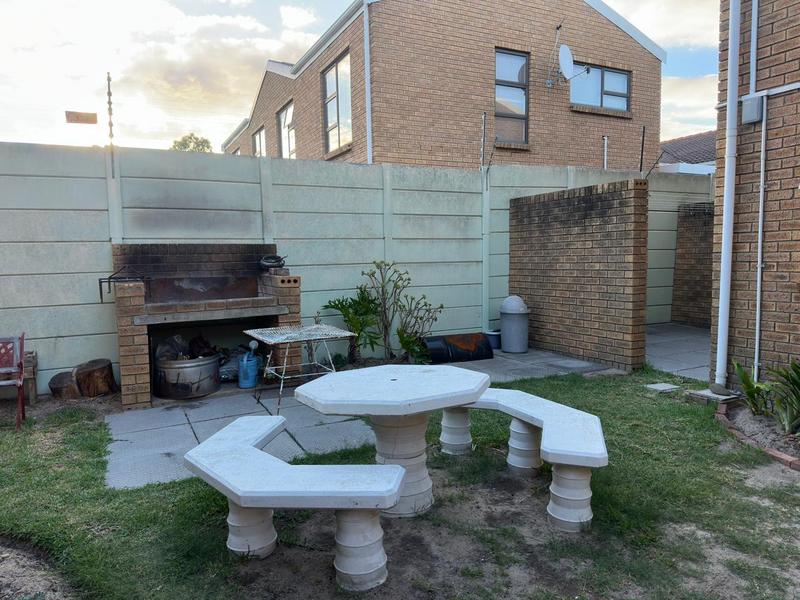 To Let 2 Bedroom Property for Rent in Oakglen Western Cape